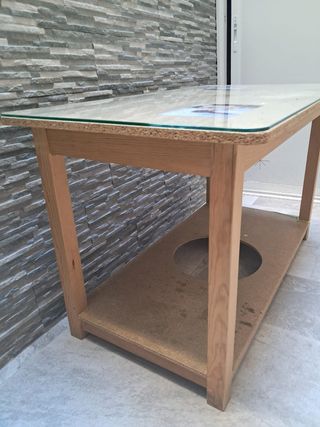 Mesa de madera con tapa de cristal