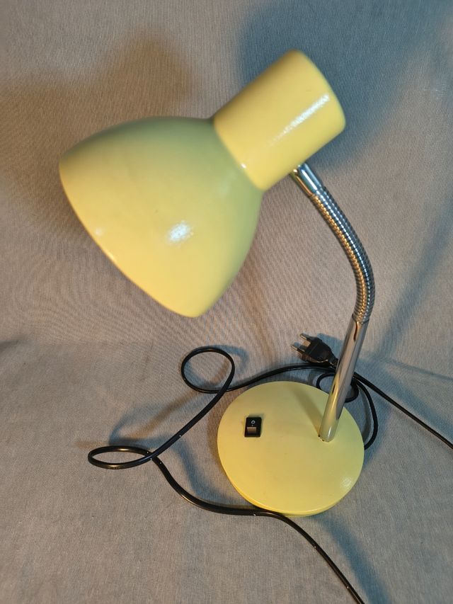 Lámpara escritorio flexo amarilla