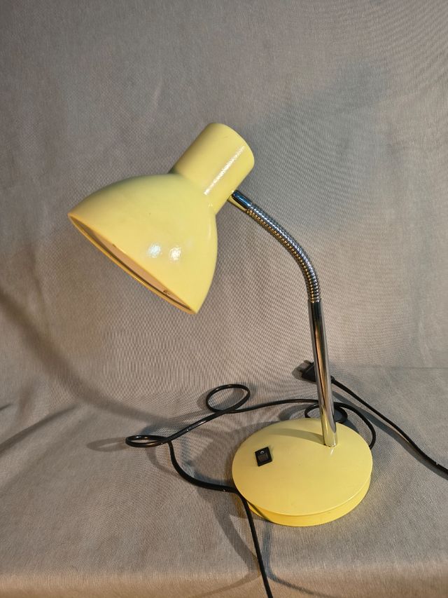 Lámpara escritorio flexo amarilla