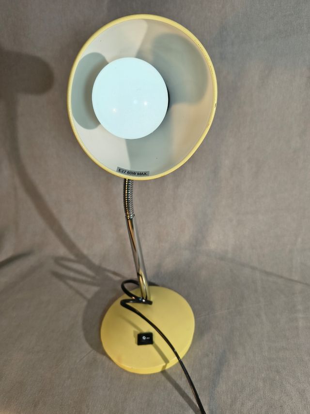 Lámpara escritorio flexo amarilla