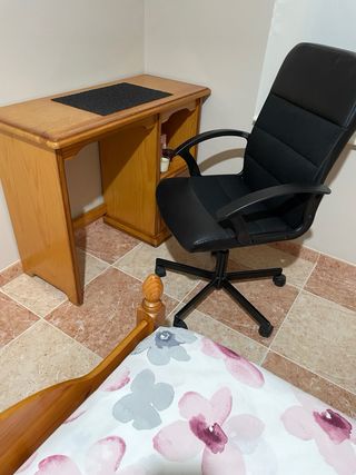 Escritorio y silla oficina. Madera y piel sintétic