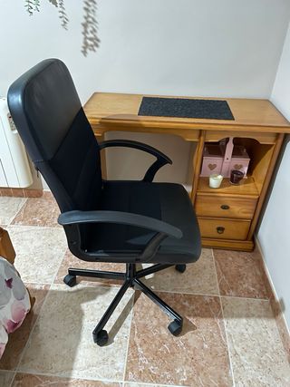 Escritorio y silla oficina. Madera y piel sintétic
