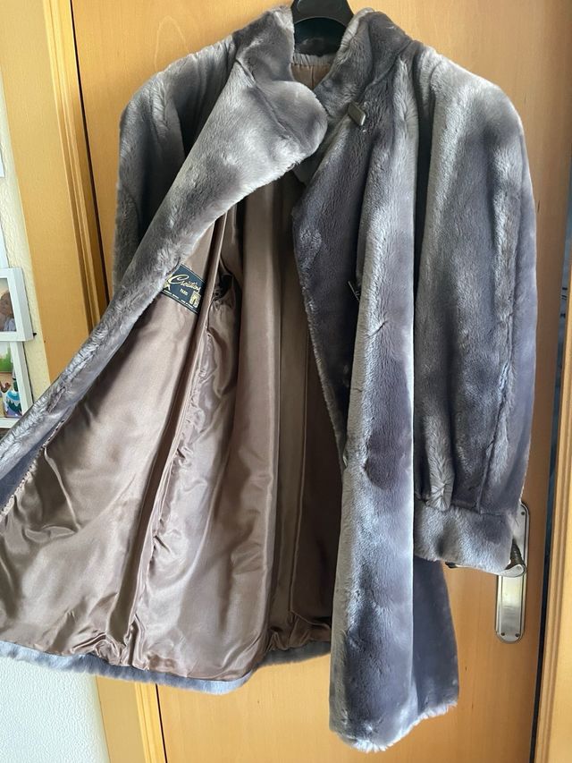 Abrigo gris imitación piel