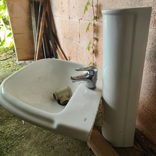Lavamanos con grifo, tapón y sifón