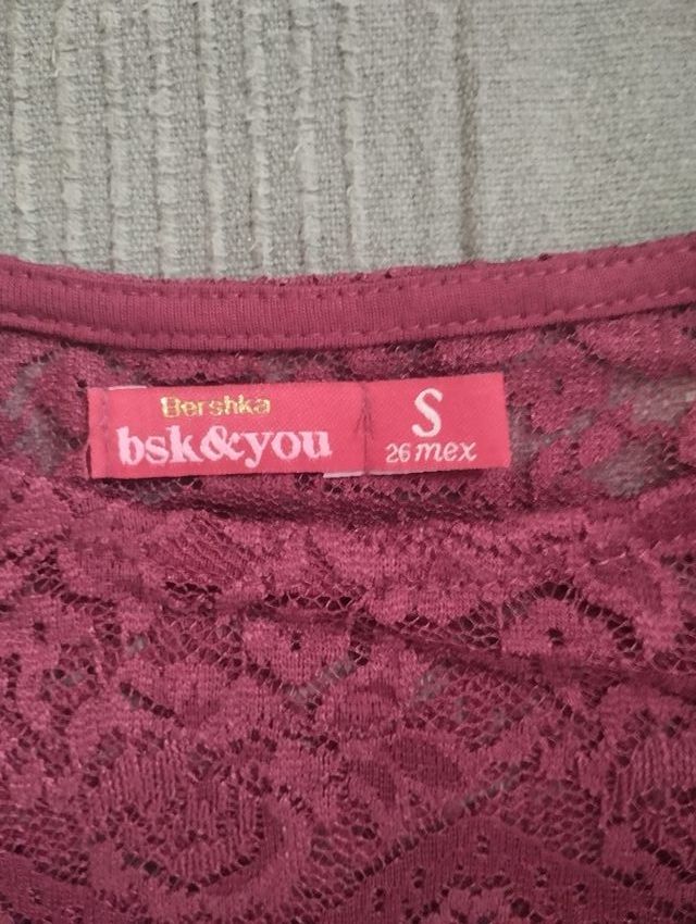 Blusa Bershka burdeos encaje talla S