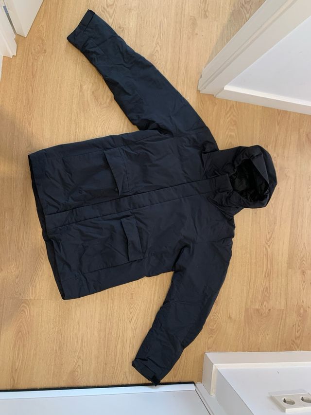 Chaqueta marca Uniqlo negra con capucha de hombre.