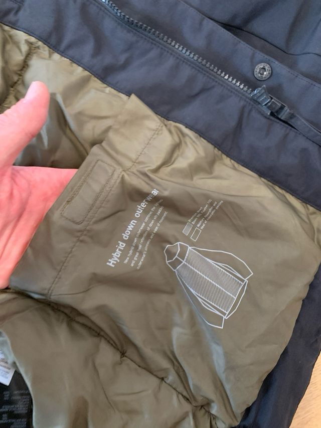 Chaqueta marca Uniqlo negra con capucha de hombre.