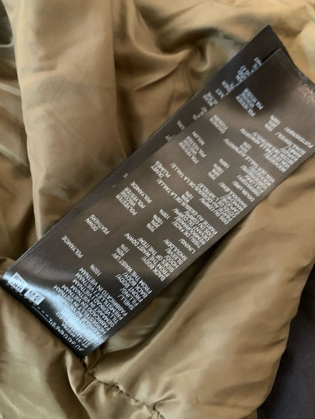 Chaqueta marca Uniqlo negra con capucha de hombre.