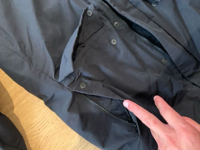 Chaqueta marca Uniqlo negra con capucha de hombre.