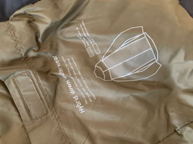 Chaqueta marca Uniqlo negra con capucha de hombre.