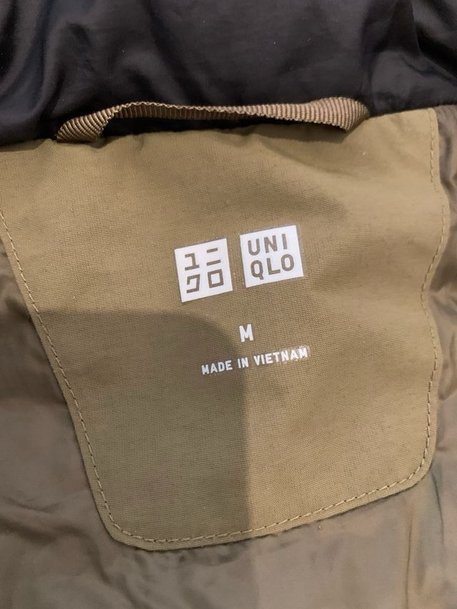 Chaqueta marca Uniqlo negra con capucha de hombre.