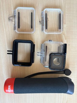 carcasa con 2 tapas de cierre+palo selfie+soporte.