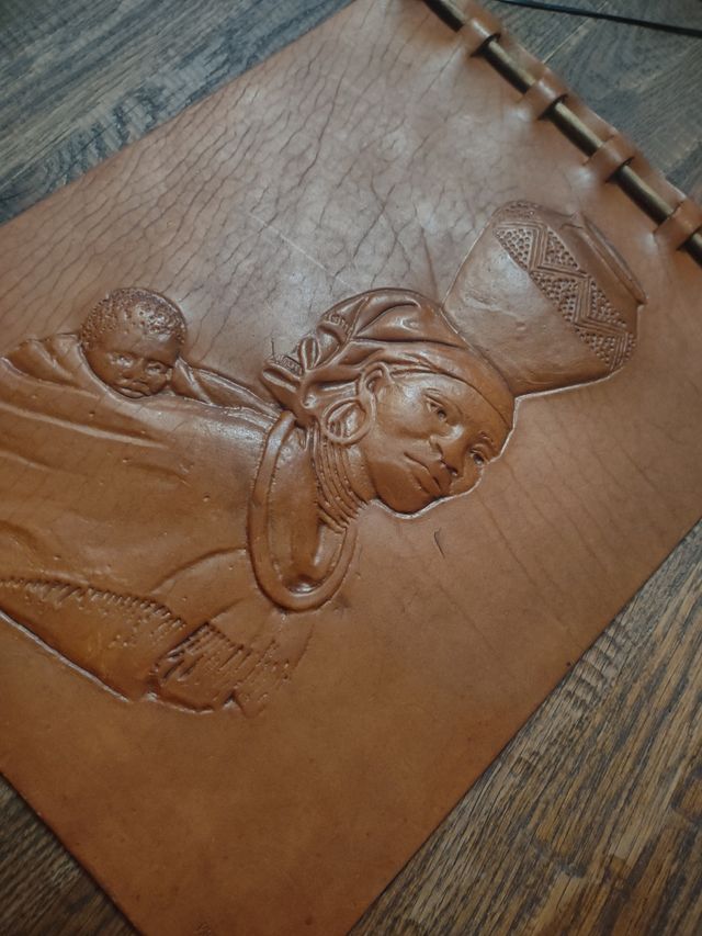 Cuero repujado: Decoración pared