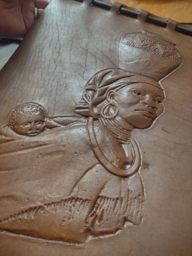 Cuero repujado: Decoración pared