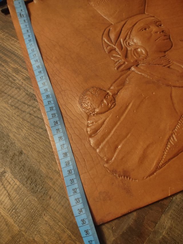 Cuero repujado: Decoración pared