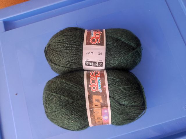 2 ovillos Lanas Stop color verde oscuro