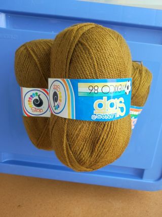 2 ovillos Lanas Stop color verde oscuro