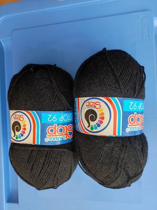 2 ovillos Lanas Stop color verde oscuro