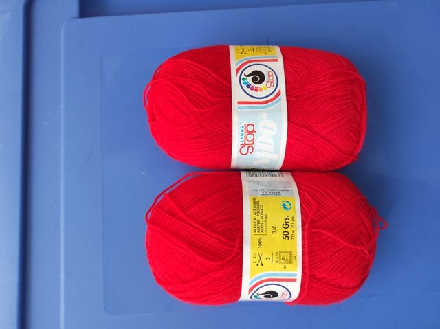 2 ovillos Lanas Stop color verde oscuro