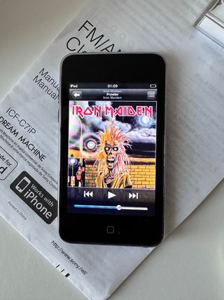Reloj despertador Sony + iPod Touch