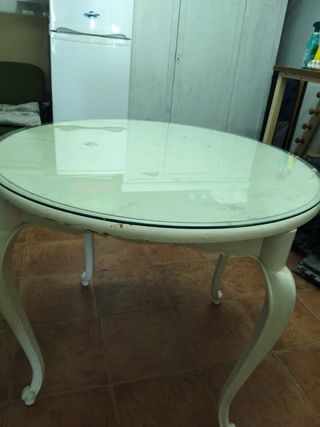 Mesa redonda con cristal cristal.