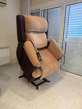 Sillón elevador eléctrico beige y marrón
