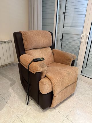 Sillón elevador eléctrico beige y marrón