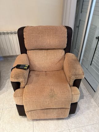 Sillón elevador eléctrico beige y marrón
