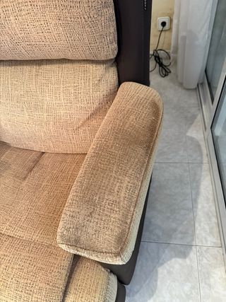 Sillón elevador eléctrico beige y marrón
