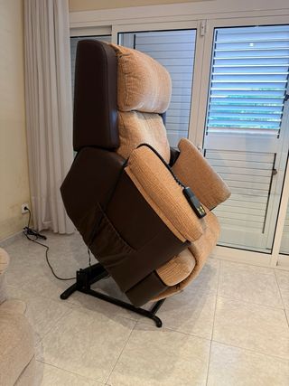 Sillón elevador eléctrico beige y marrón