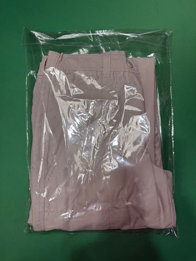 Pantalones beige. Nuevo