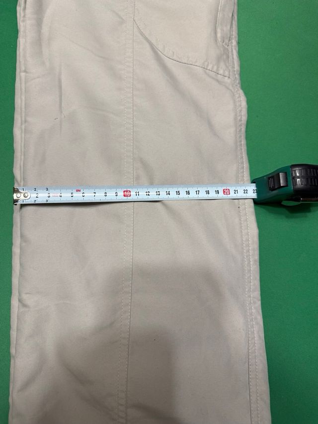 Pantalones beige. Nuevo