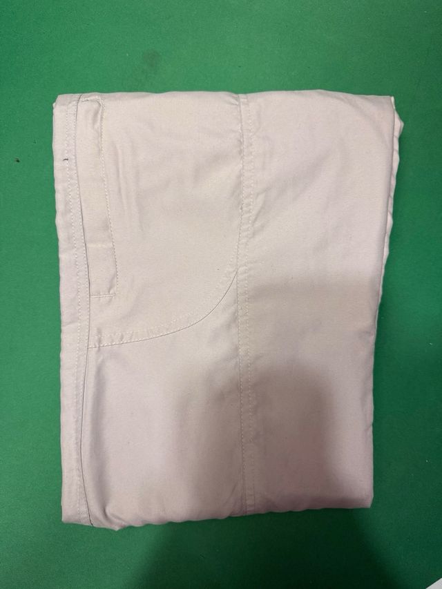 Pantalones beige. Nuevo