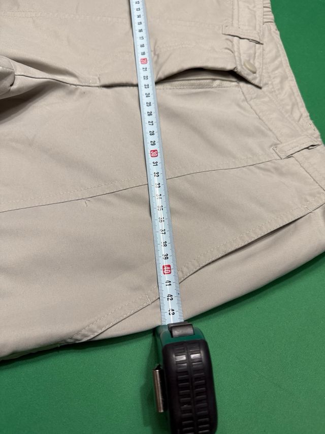 Pantalones beige. Nuevo