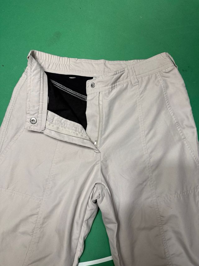 Pantalones beige. Nuevo