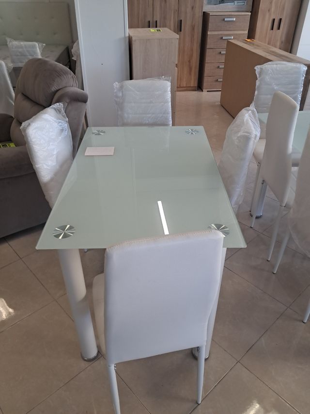 Mesa cristal 4 sillas blancas