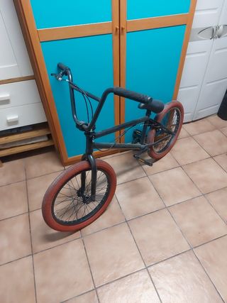 BMX negra con llantas rojas freestyle