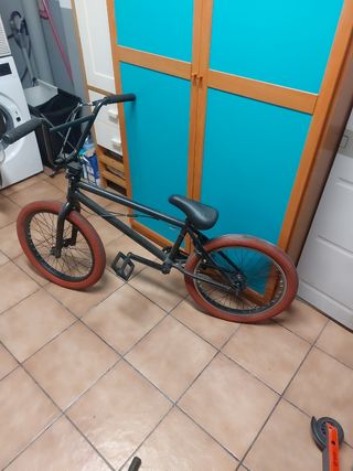 BMX negra con llantas rojas freestyle