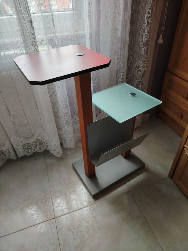 Mesita-Revistero auxiliar moderna