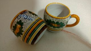 Deruta. Tazze decorate a mano