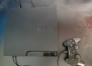 PS3 (PlayStation 3) negra con mando