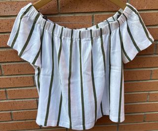 Blusa manga corta. cuello barco.Rayas verde/blanco