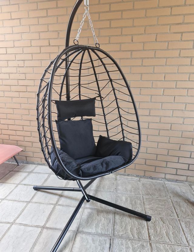 Silla colgante negra con cojín