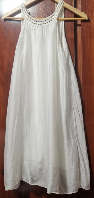 Vestido blanco corto a rodilla, sin mangas
