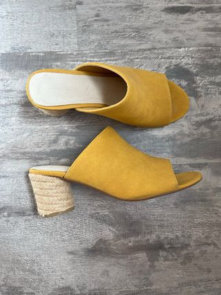 Sandalias amarillas tacón bajo