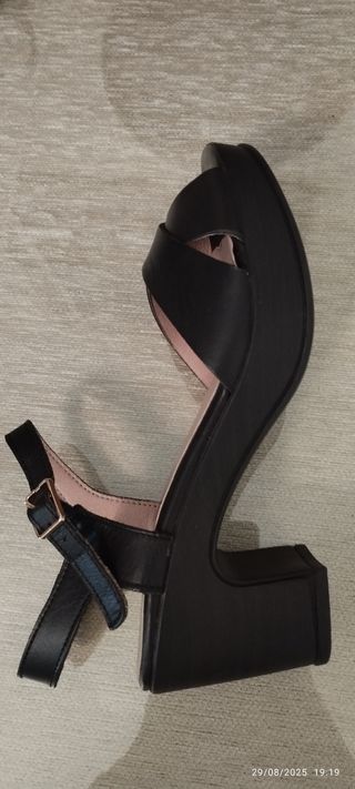 Sandalias Wonders negras mujer