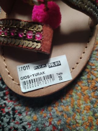 Sandalias doradas y rosas con pompones