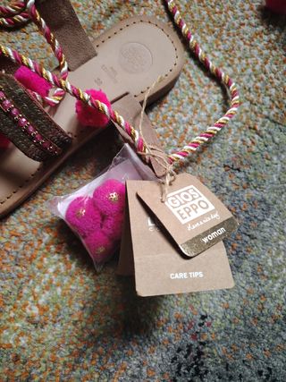 Sandalias doradas y rosas con pompones