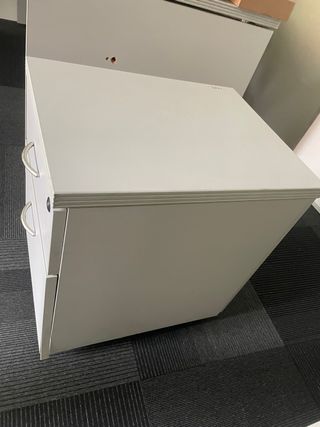 Dos Archivadores oficina gris con ruedas