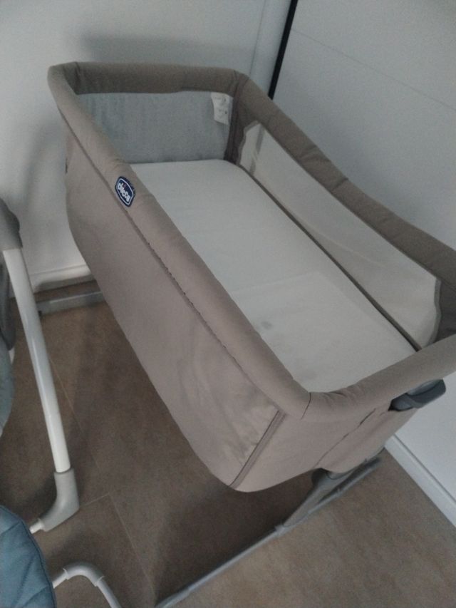 Minicuna Chicco para bebés con colchón sin usar.